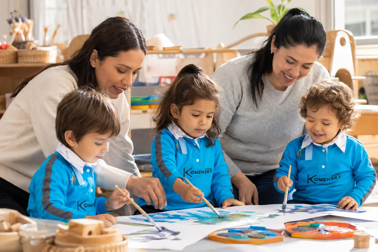 Niños de Inicial pintan acompañados por dos profesoras. Imagen referencial.