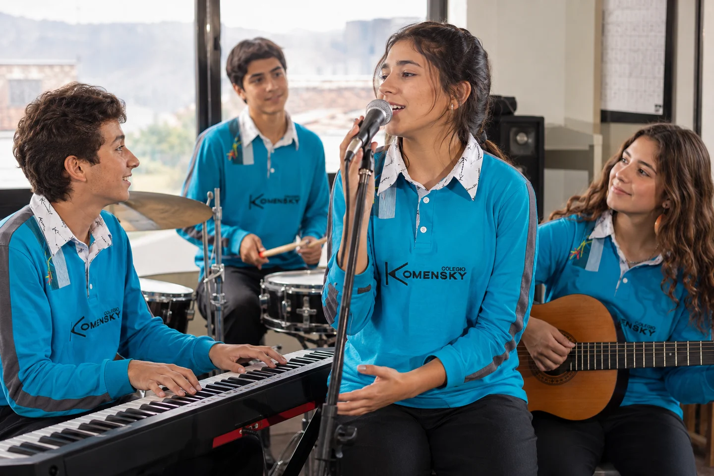 Adolescentes comparten una interpretación de canto, teclado, batería y guitarra. Imagen referencial.